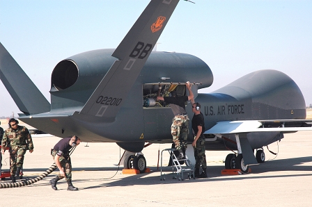 © United States Air Force (gemeinfrei) Soldaten führen bei einer Golden-Hawk-Drohne ein Service durch.